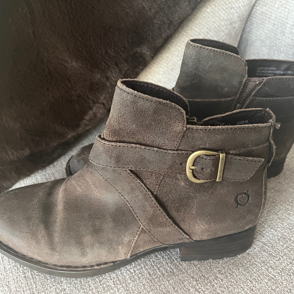Womans size 8 brown leather born boots